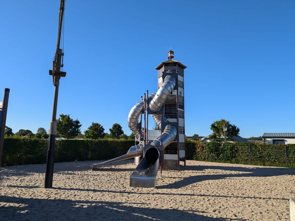 Een glijbaantoren in de speeltuin bij de Julianahoeve in Renesse